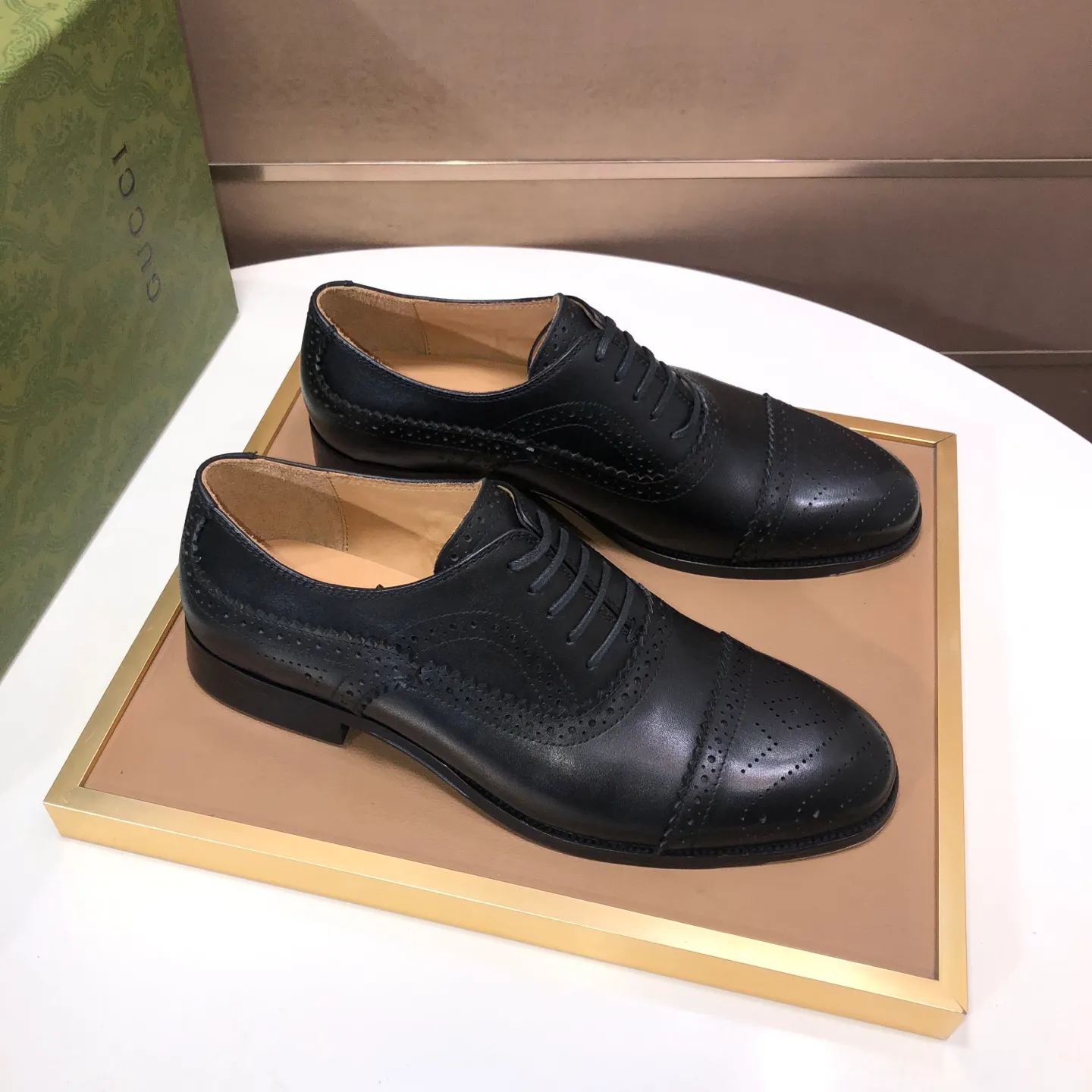 Men's shoes 💰660💰 Brand: GUCCI (Gucci) Standard code: Men's size 38/44 (45/46 can be customized) Grade: Same as the official website Original quality Material: Original cowhide Water-dyed cowhide lining Original rubber outsole Style category: Men's fashionable casual leather shoes Distinguished big-name luxury elements top luxury Color: Actual picture